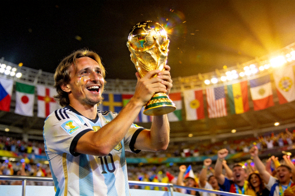 世界杯金球奖得主在领奖台上高举奖杯的激动瞬间