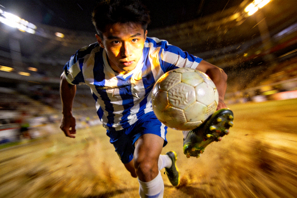 新兴足球明星在比赛中带球突破的精彩动作特写